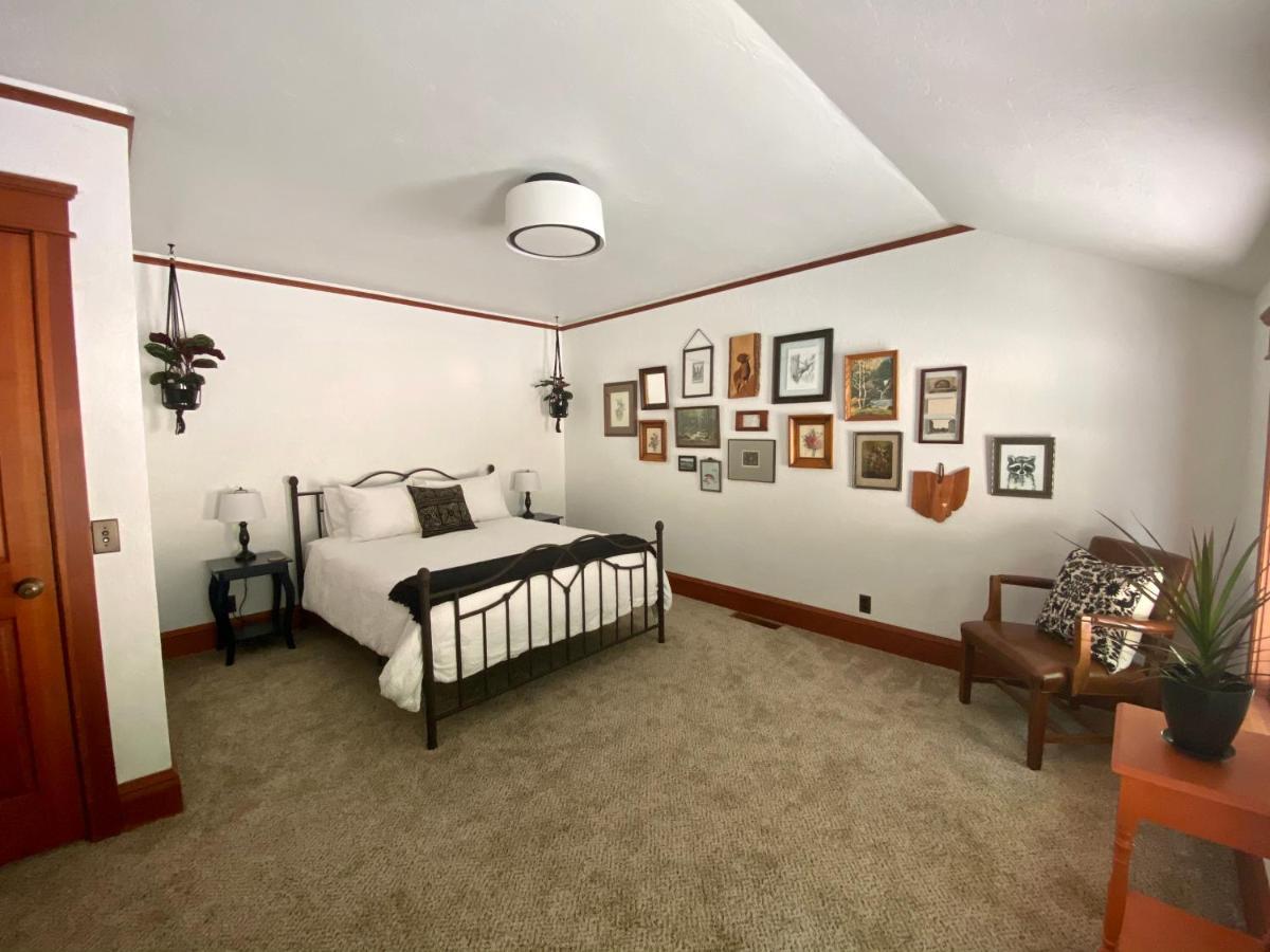 Mount Tom House Harrisburg Room photo