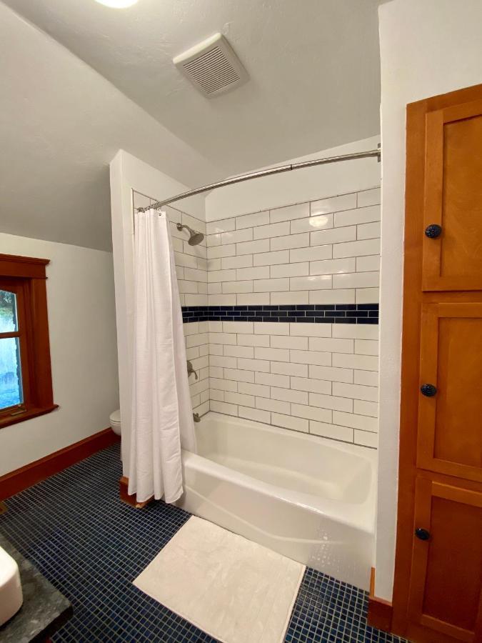 Mount Tom House Harrisburg Room photo