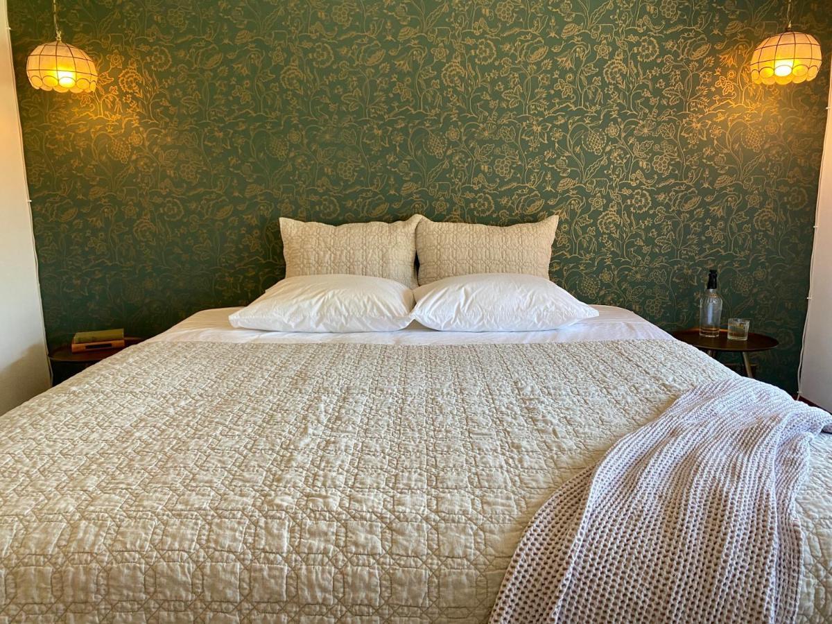 Mount Tom House Harrisburg Room photo